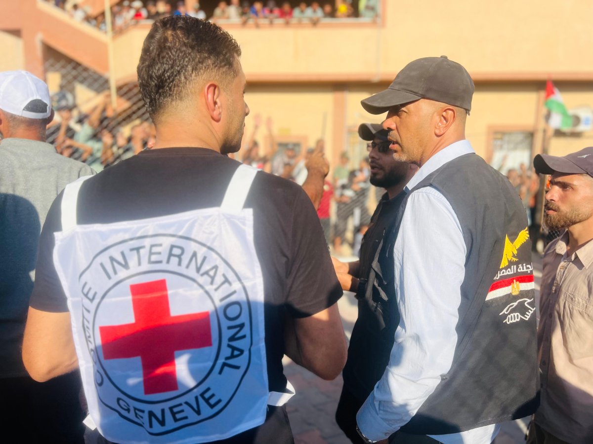 تعاون مصري – دولي لنقل الأسرى المحرَّرين: اللجنة المصرية تُنسّق مع الصليب الأحمر لتأمين عودتهم