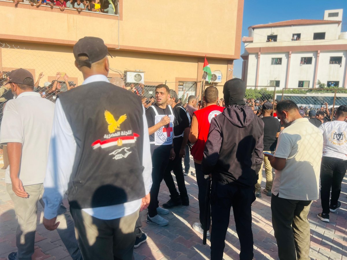 تعاون مصري – دولي لنقل الأسرى المحرَّرين: اللجنة المصرية تُنسّق مع الصليب الأحمر لتأمين عودتهم