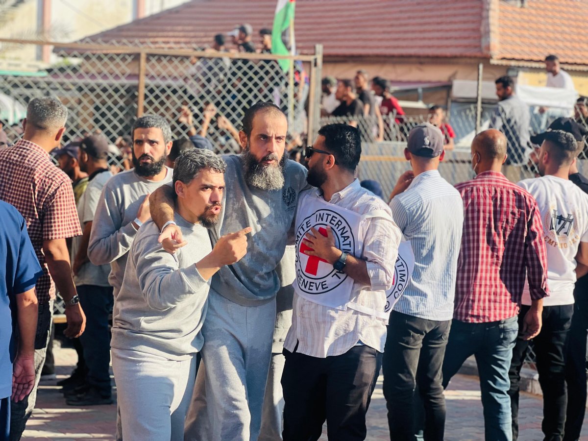 تعاون مصري – دولي لنقل الأسرى المحرَّرين: اللجنة المصرية تُنسّق مع الصليب الأحمر لتأمين عودتهم