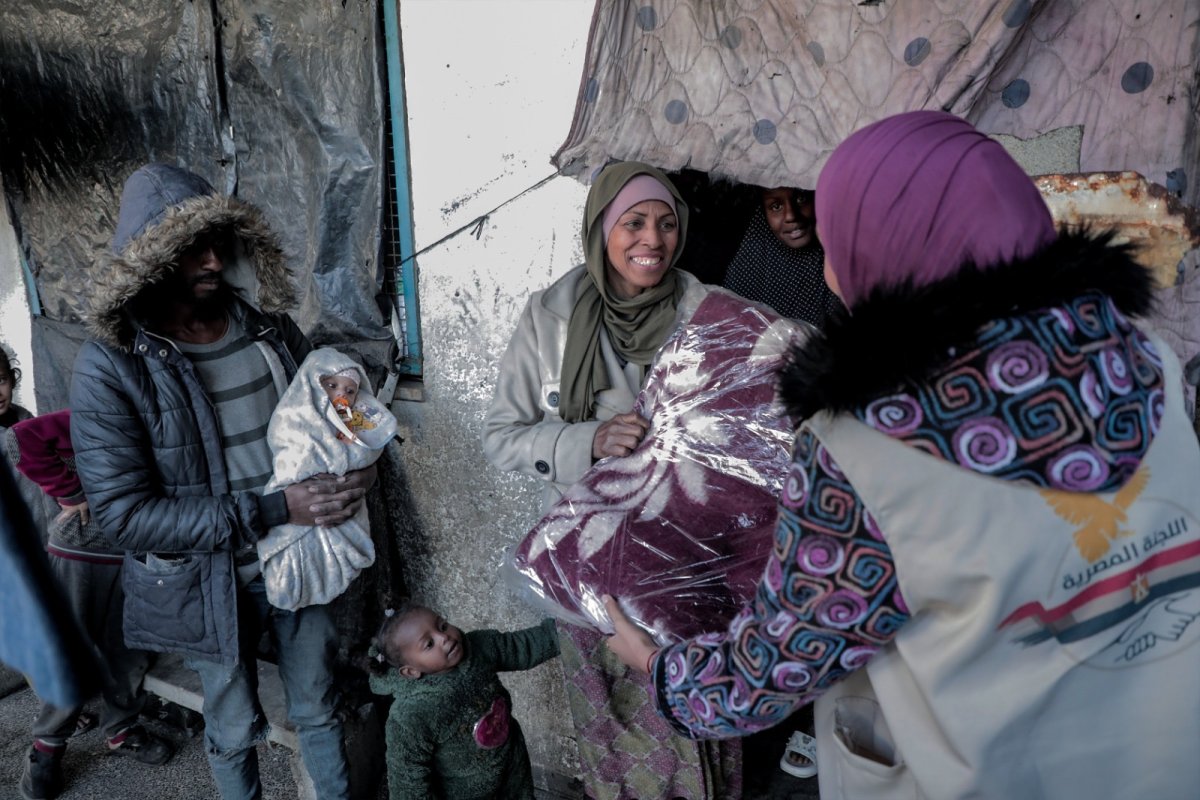 اللجنة المصرية توزّع بطانيات لمتضرّري غزة في خطوة إنسانية عاجلة