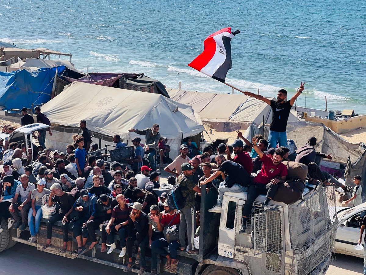 اللجنة المصرية تُسيّر 100 شاحنة لنقل النازحين من جنوب إلى شمال قطاع غزة