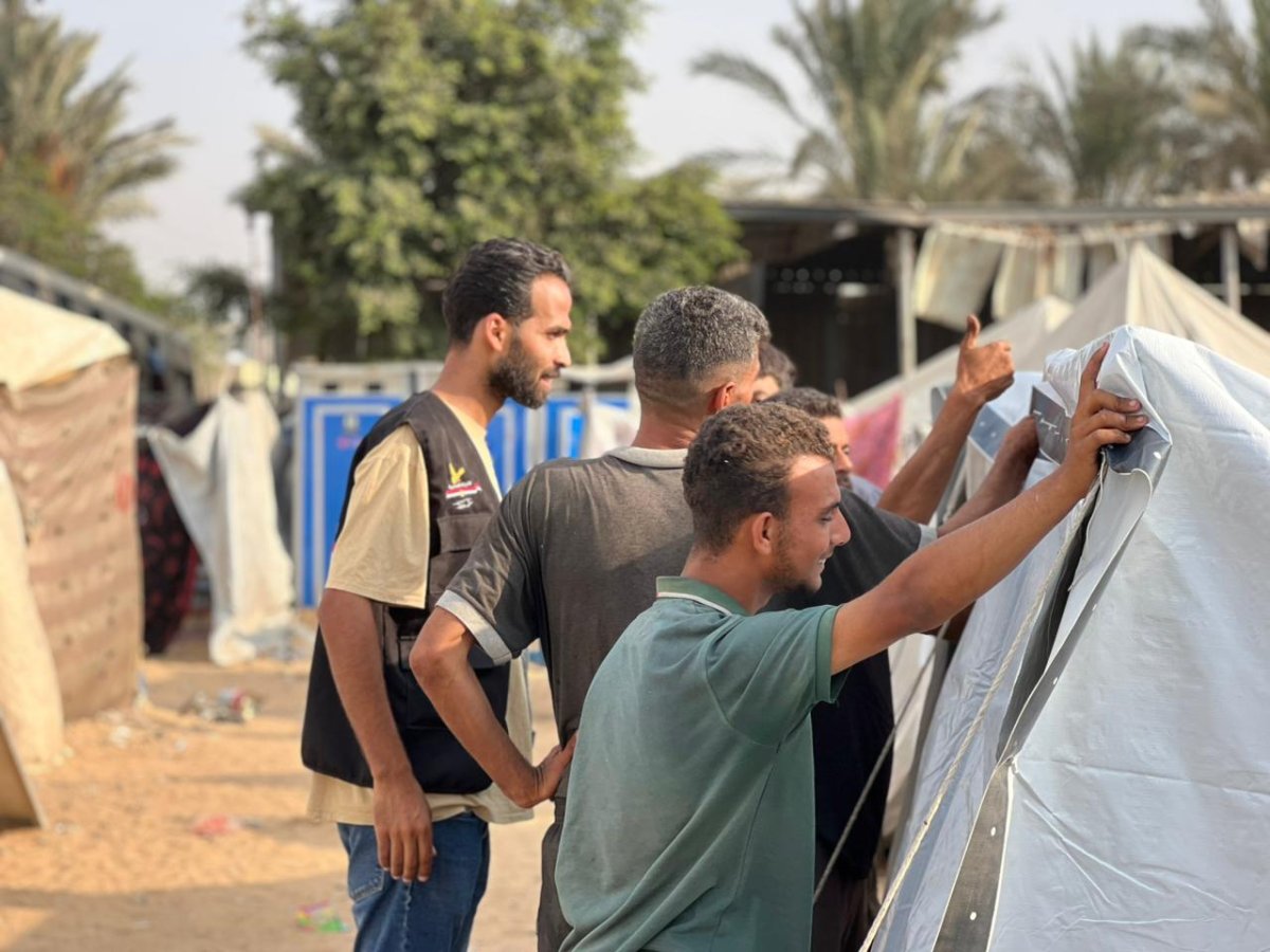 اللجنة المصرية تتعاون مع "اليونيسف" لتوزيع شوادر بلاستيكية في شمال قطاع غزة لحماية سكان الخيام من برد الشتاء