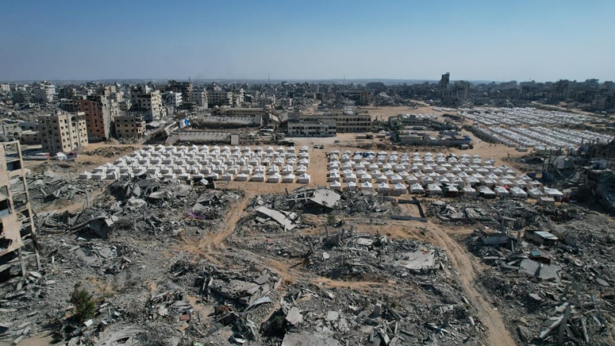اللجنة المصرية تواصل إنشاء وتجهيز المخيمات الإيوائية شمال وجنوب قطاع غزة لخدمة آلاف الأسر المتضررة