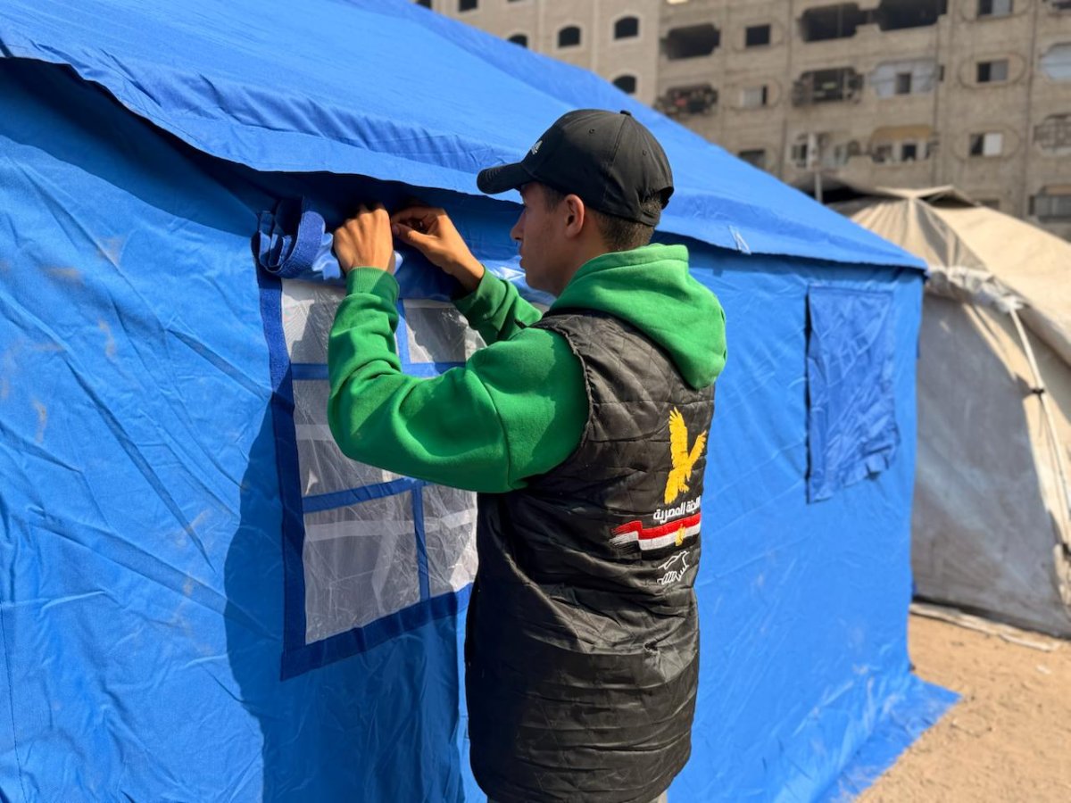 اللجنة المصرية تُطلق حملة "قلوب تتحدى الحدود" لتوزيع عشرات الآلاف من المساعدات الإنسانية في قطاع غزة