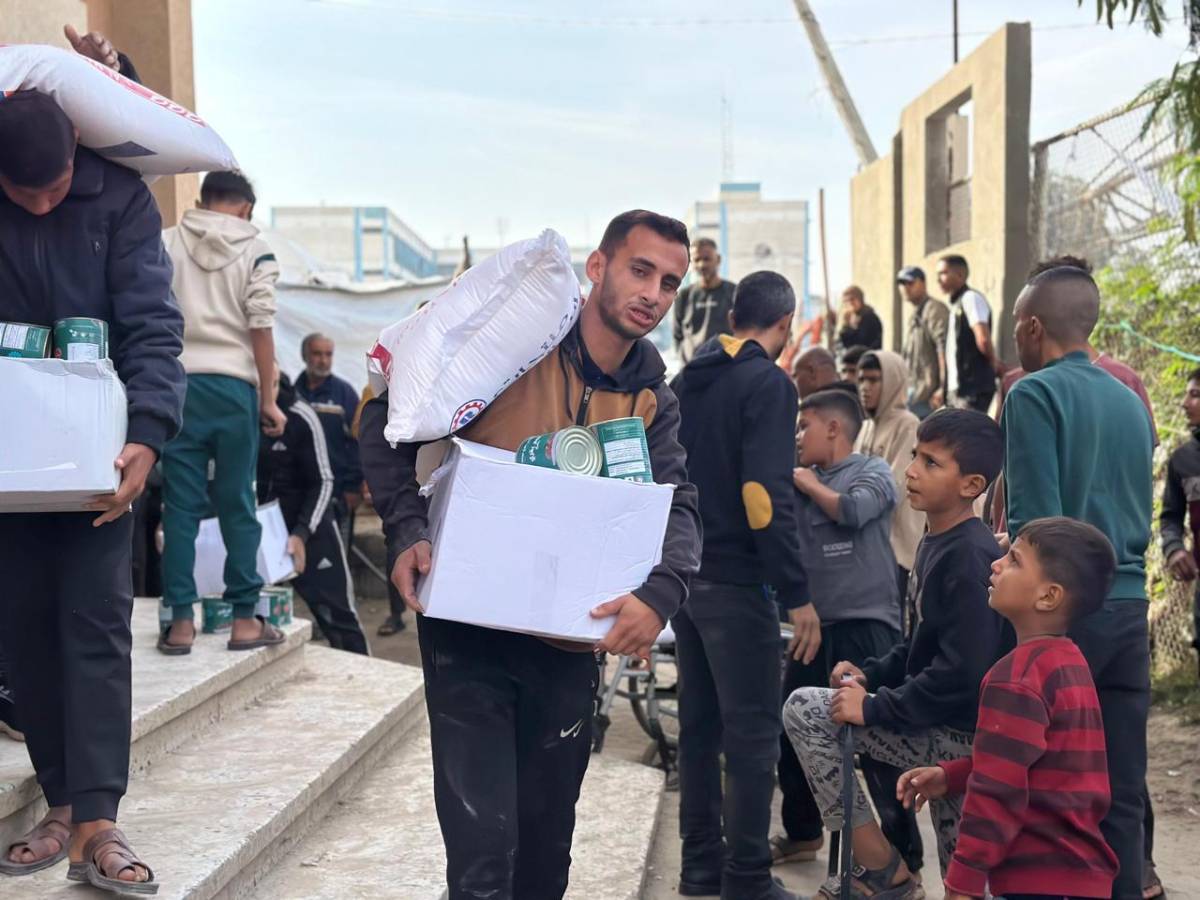 اللجنة المصرية تواصل توزيع المساعدات في خان يونس لليوم الثاني على التوالي ضمن حملة "قلوب تتخطى الحدود"