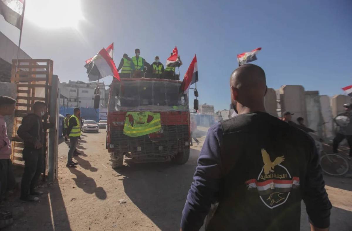 شاحنات إغاثية جديدة تصل مقرّ اللجنة المصرية بغزة… والبدء في توزيع آلاف أكياس الطحين للأهالي