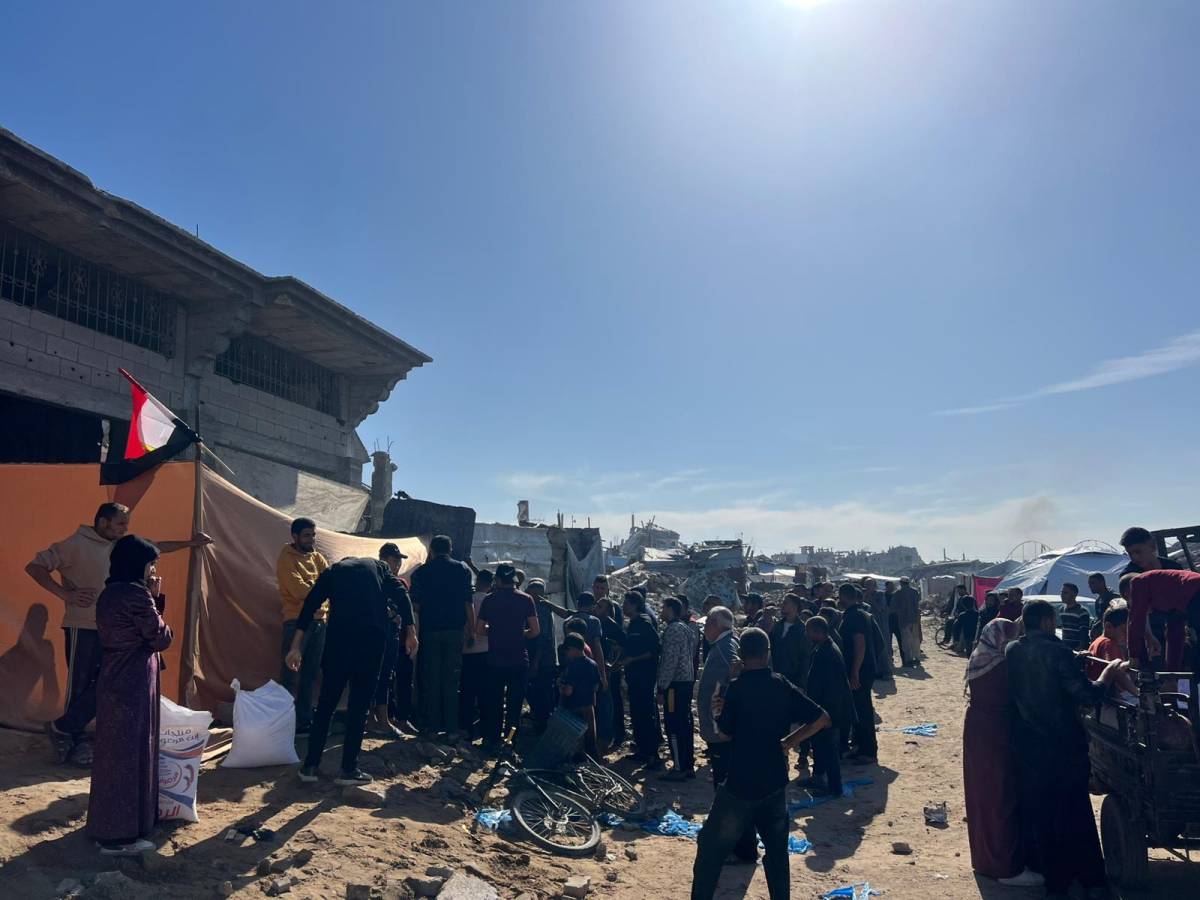 شاحنات إغاثية جديدة تصل مقرّ اللجنة المصرية بغزة… والبدء في توزيع آلاف أكياس الطحين للأهالي