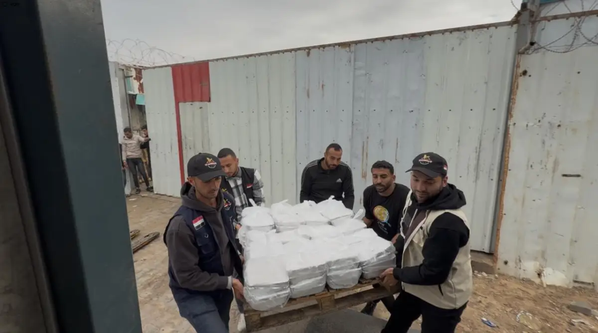 اللجنة المصرية وبالتعاون مع المطبخ المركزي العالمي تواصل دعمها لغزة وتوزّع آلاف الوجبات الغذائية على المتضررين