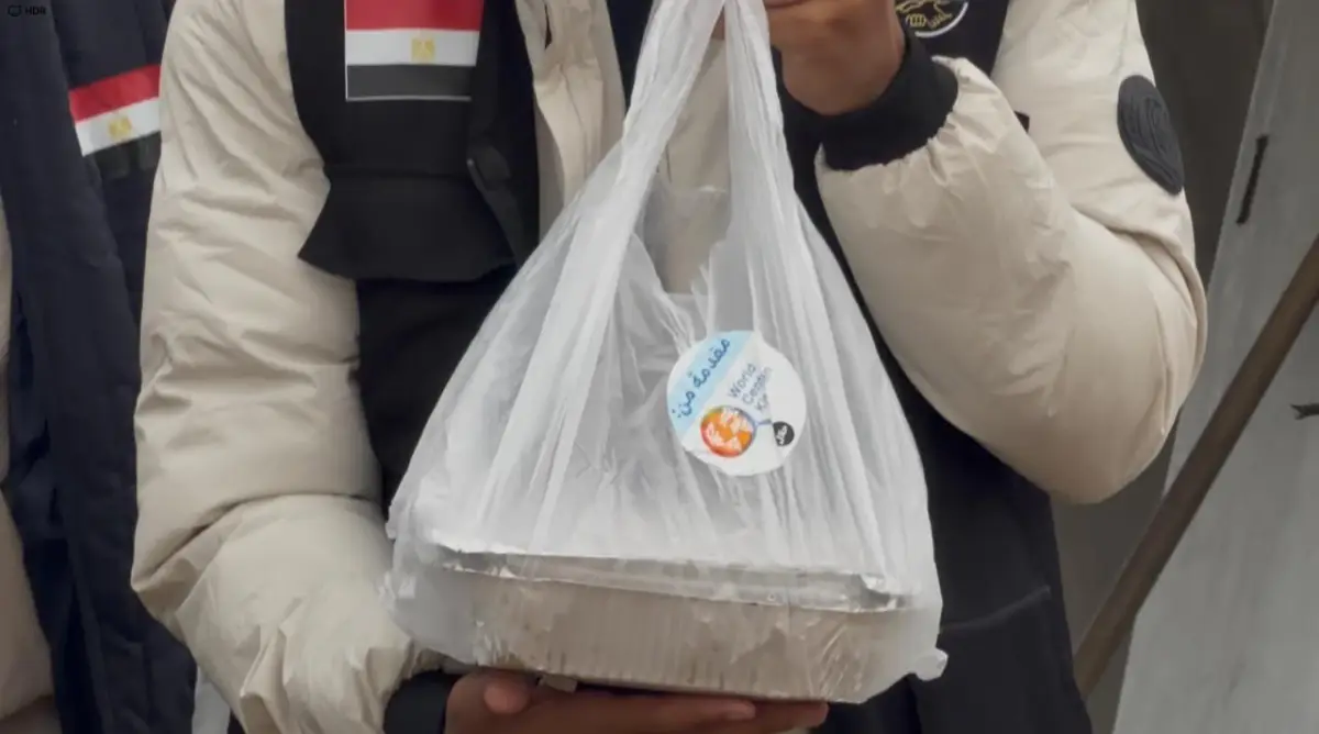 اللجنة المصرية وبالتعاون مع المطبخ المركزي العالمي تواصل دعمها لغزة وتوزّع آلاف الوجبات الغذائية على المتضررين