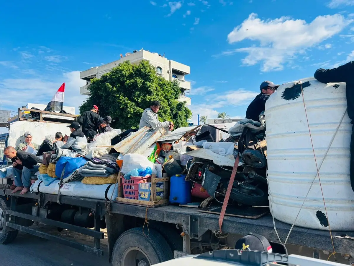 اللجنة المصرية تواصل لليوم الثاني نقل المتضررين من جنوب قطاع غزة إلى شماله وتسلّم حزم إيواء متكاملة