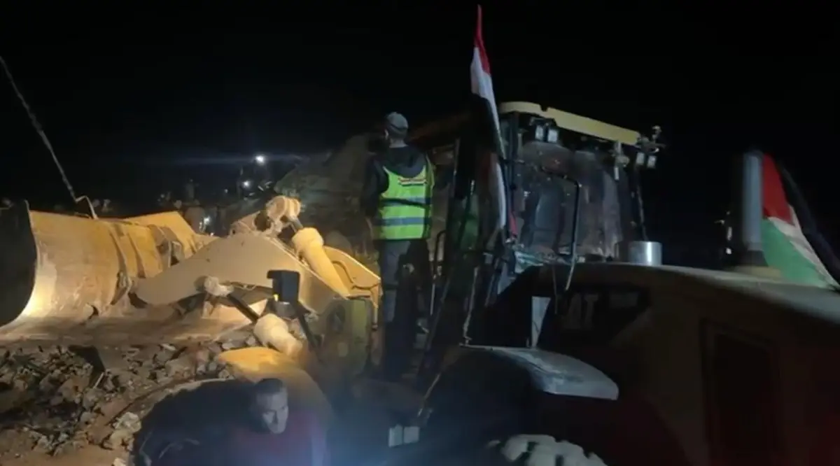 إنقاذ امرأة وطفل أحياء من تحت أنقاض منزل منهار في حي الشيخ رضوان في شمال قطاع غزة