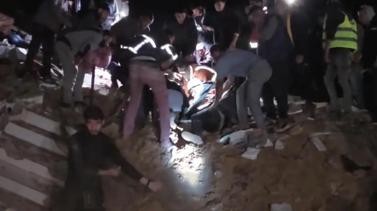 إنقاذ امرأة وطفل أحياء من تحت أنقاض منزل منهار في حي الشيخ رضوان في شمال قطاع غزة