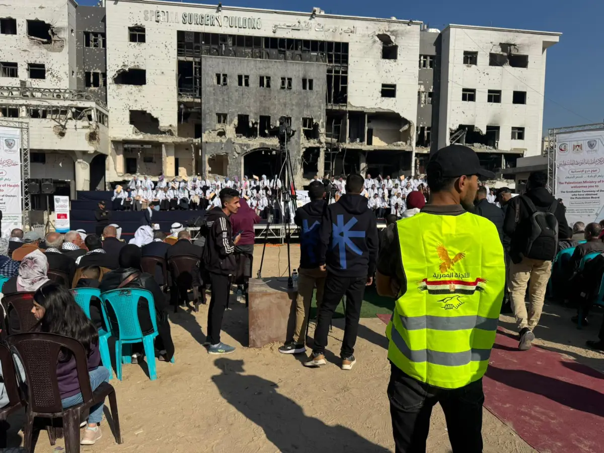 اللجنة المصرية توزّع المياه خلال حفل تكريم أطباء البورد الفلسطيني في مستشفى الشفاء