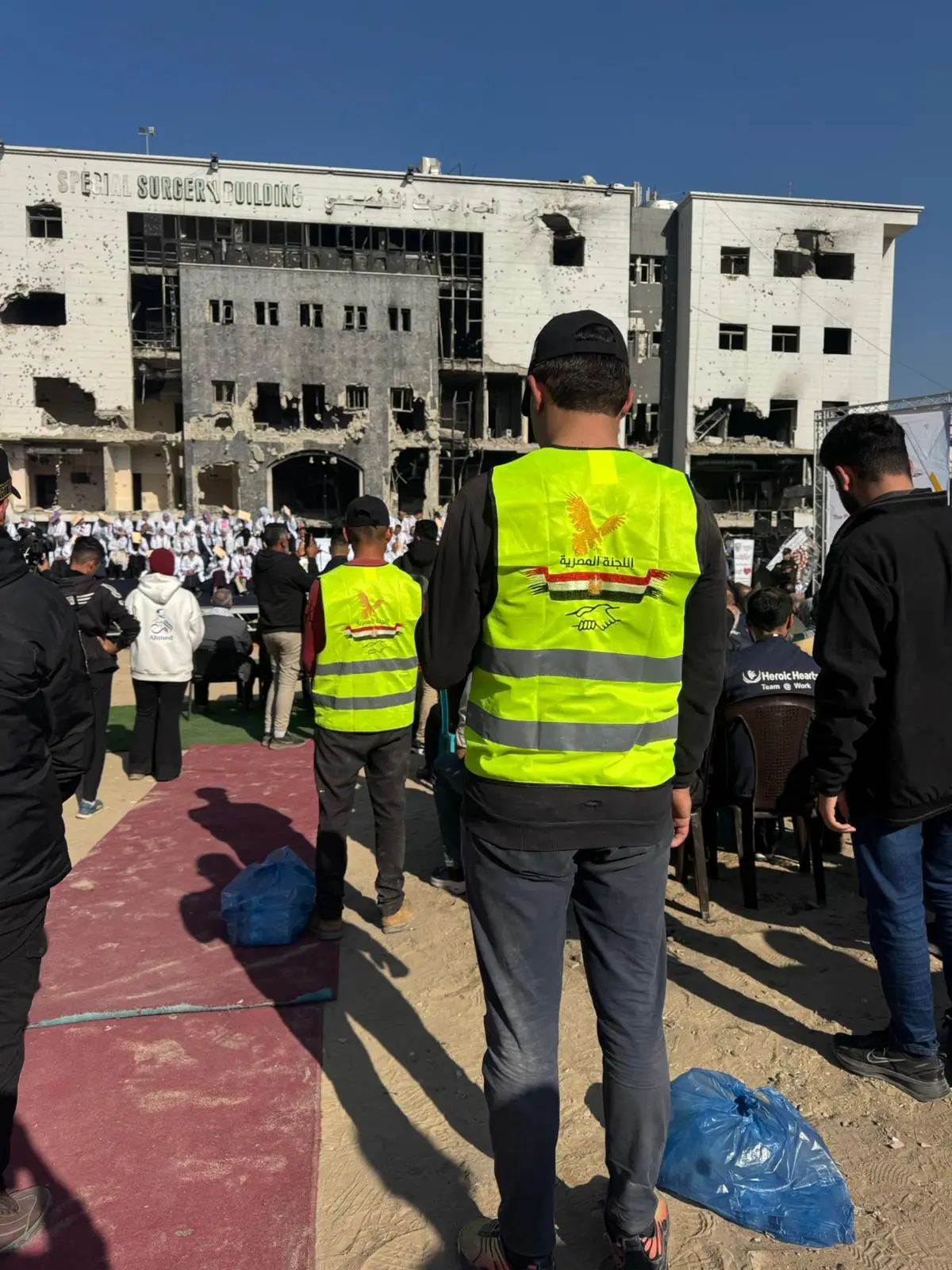 اللجنة المصرية توزّع المياه خلال حفل تكريم أطباء البورد الفلسطيني في مستشفى الشفاء