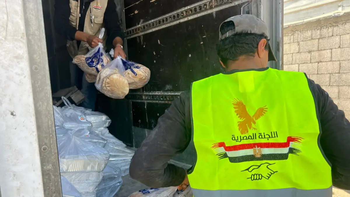 اللجنة المصرية تُسيّر القافلة المجانية الثالثة لنقل المتضررين من جنوب القطاع إلى شماله وتوزّع المياه والوجبات فور وصولهم