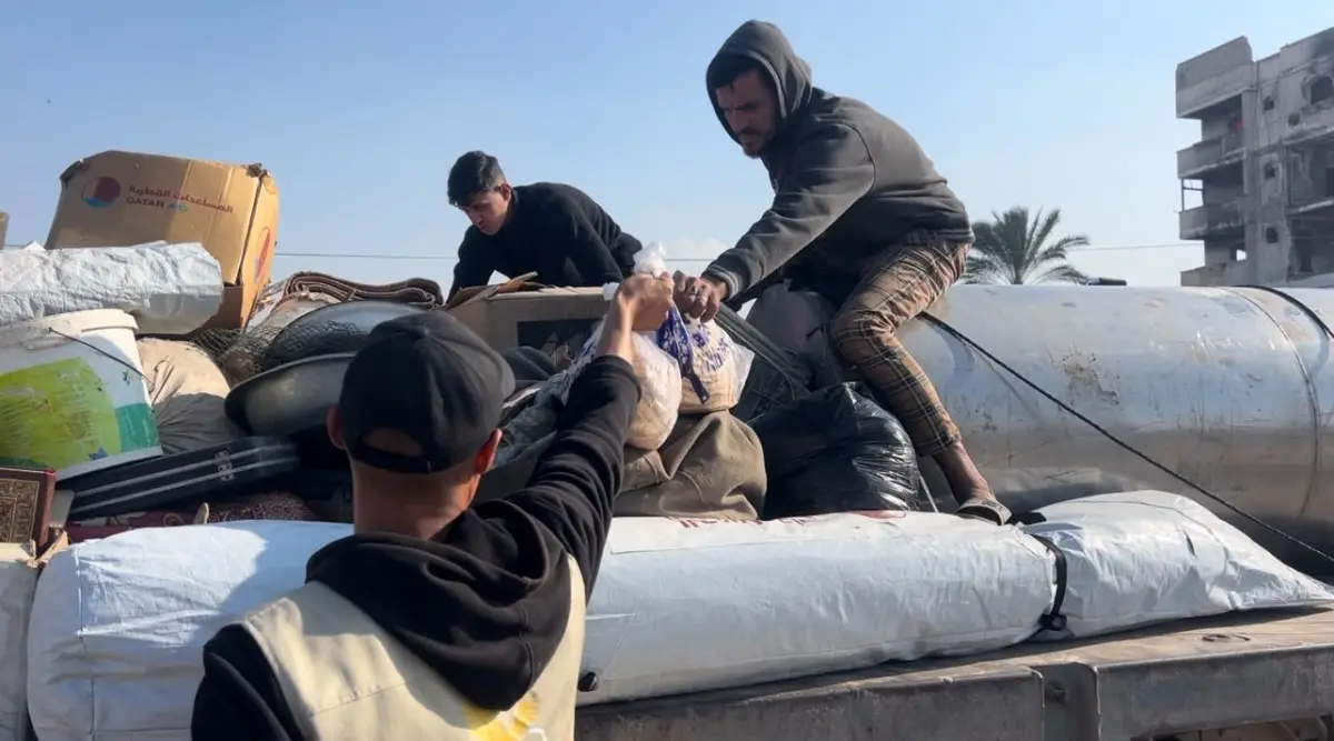 اللجنة المصرية تُسيّر القافلة المجانية الثالثة لنقل المتضررين من جنوب القطاع إلى شماله وتوزّع المياه والوجبات فور وصولهم