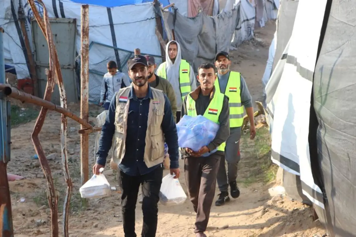 اللجنة المصرية وبالتعاون مع المطبخ العالمي توزع وجبات غذائية جاهزة على عدد من مخيمات الإيواء