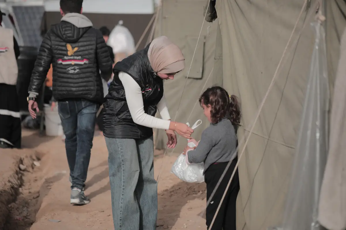 اللجنة المصرية تقوم بطبخ وتوزيع لحوم الأضاحي لمستحقيها في القطاع