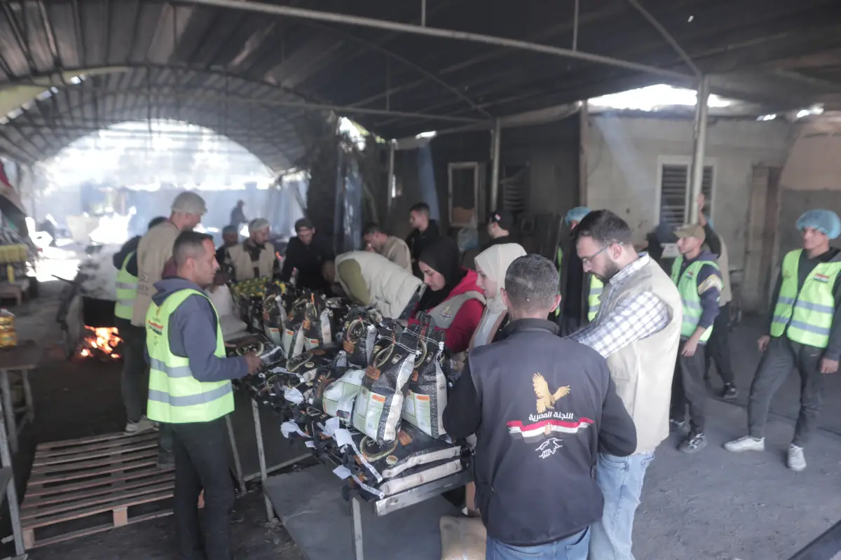 اللجنة المصرية تقوم بطبخ وتوزيع لحوم الأضاحي لمستحقيها في القطاع