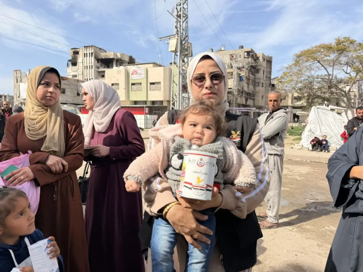 اللجنة المصرية تقوم بتوزيع 1000 علبة حليب شرق غزة