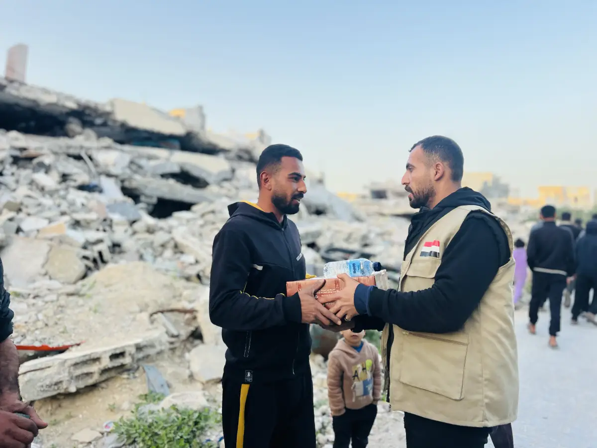 وزعت اللجنة المصرية المياه وكراتين تمر على الأسر النازحة شمال القطاع