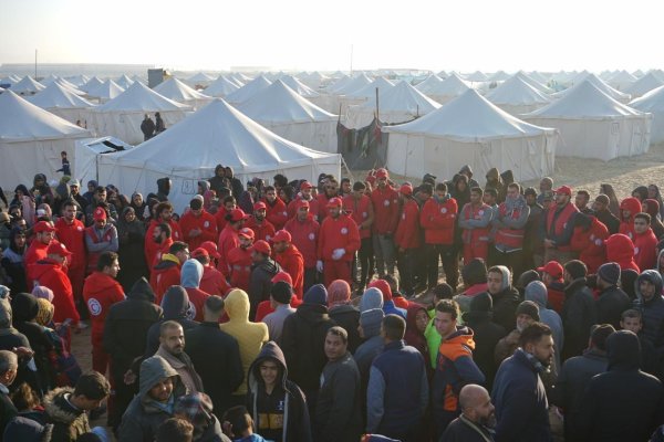 اللجنة المصرية تبني مخيمات متكاملة لإيواء النازحين داخل قطاع غزة