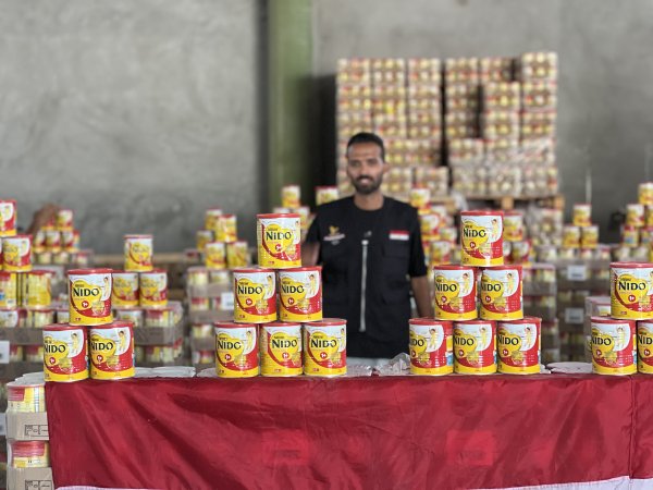 اللجنة المصرية والهلال الأحمر المصري يوزعان الحليب والمكمّلات الغذائية داخل القطاع