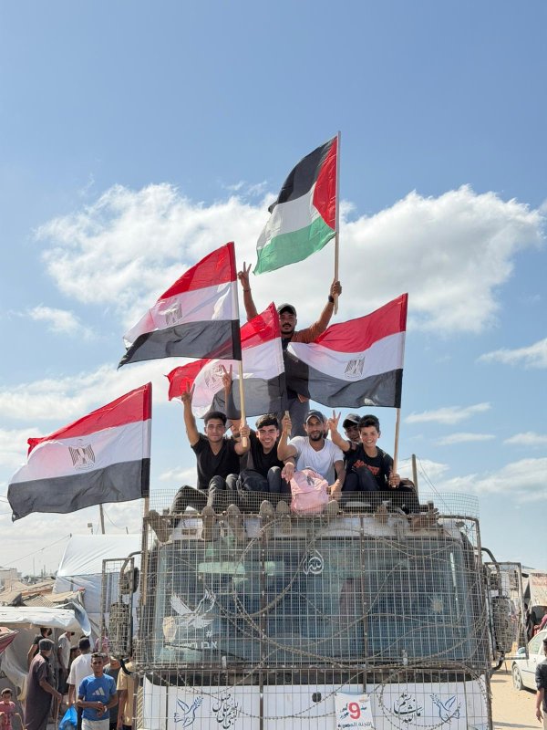 اللجنة المصرية تُسيّر 100 شاحنة لنقل النازحين من جنوب إلى شمال قطاع غزة