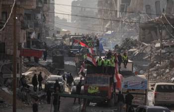 شاحنات إغاثية جديدة تصل مقرّ اللجنة المصرية بغزة… والبدء في توزيع آلاف أكياس الطحين للأهالي