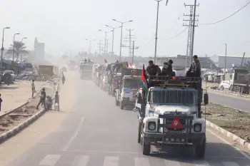 اللجنة المصرية تُسيّر القافلة المجانية الثالثة لنقل المتضررين من جنوب القطاع إلى شماله وتوزّع المياه والوجبات فور وصولهم