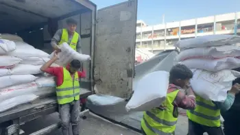 اللجنة المصرية توزّع أكياس الطحين على عدد من مراكز الإيواء في قطاع غزة