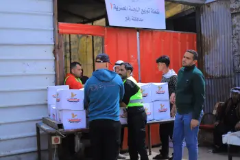 لليوم الثاني على التوالي تواصل اللجنة المصرية توزيع الطرود على أهلنا في قطاع غزة