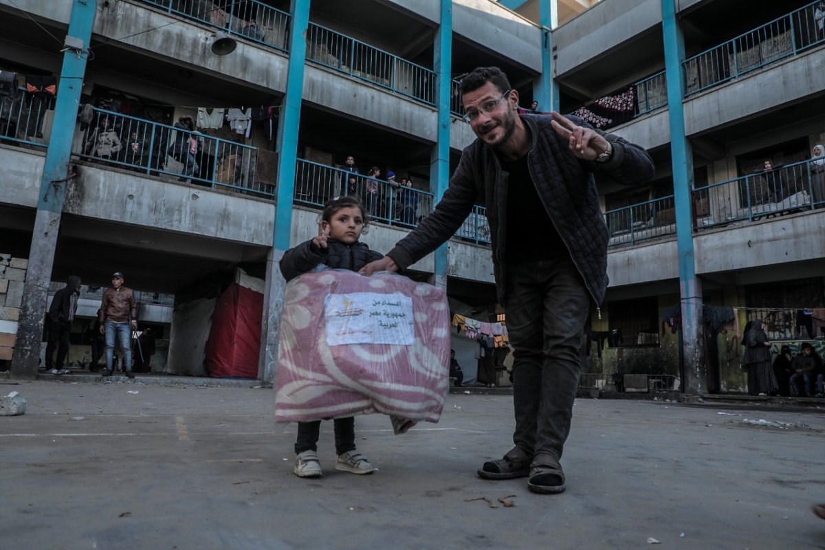 The Egyptian Committee Distributes Blankets to Gaza Victims in an Urgent Humanitarian Step