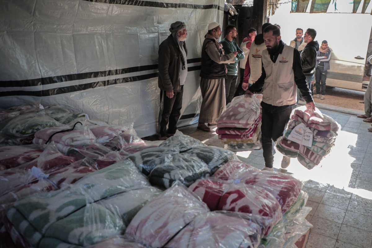 The Egyptian Committee Distributes Blankets to Gaza Victims in an Urgent Humanitarian Step