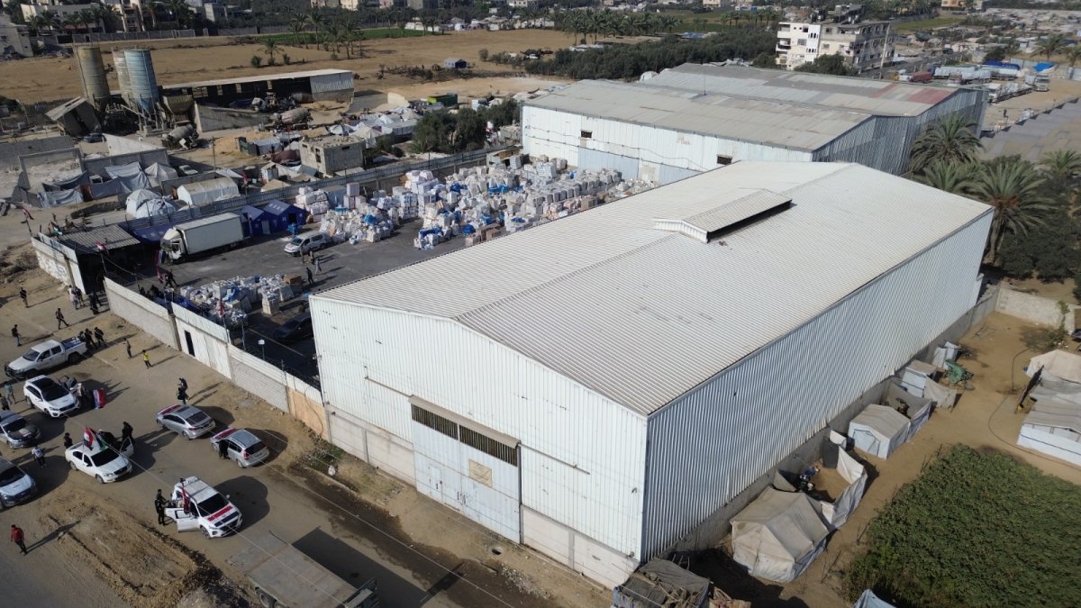 Egyptian Committee opens relief center, sends 50 aid trucks to Gaza