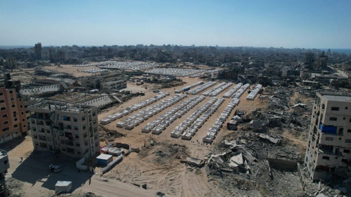 The Egyptian Committee continues establishing and equipping shelter camps in northern and southern Gaza to serve thousands of affected families.
