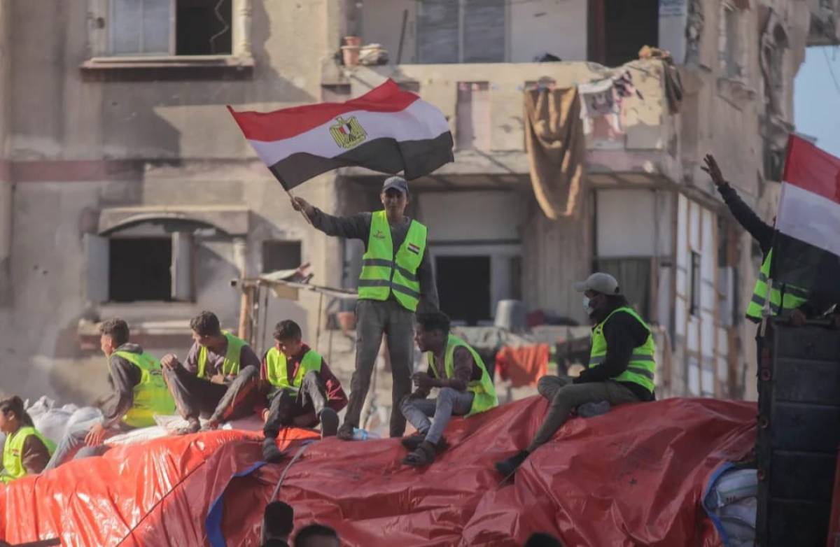 Egyptian Committee Dispatches Additional Relief Trucks to Gaza: Distributes Thousands of Flour Bags to Families in Need