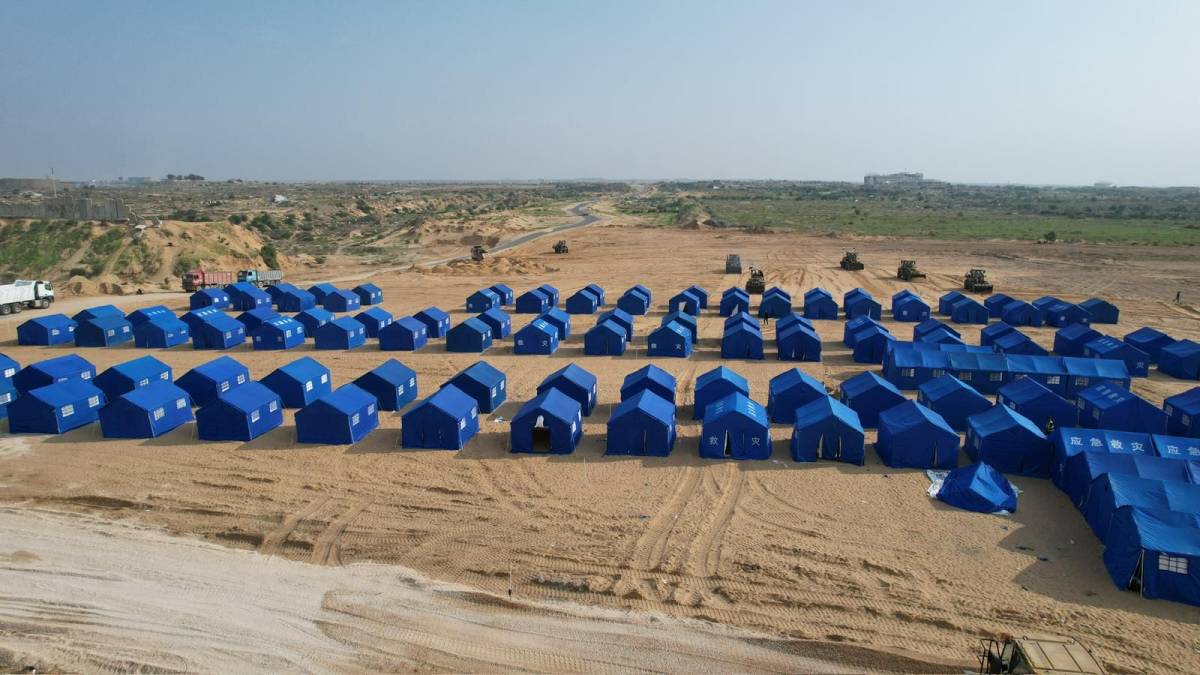 Egyptian Committee Erects Tents at Nitsarim Camp Following Land Leveling to Shelter Thousands of Affected Families.