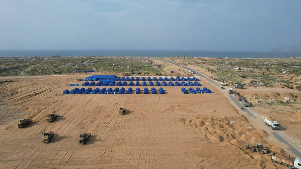 Egyptian Committee Erects Tents at Nitsarim Camp Following Land Leveling to Shelter Thousands of Affected Families.