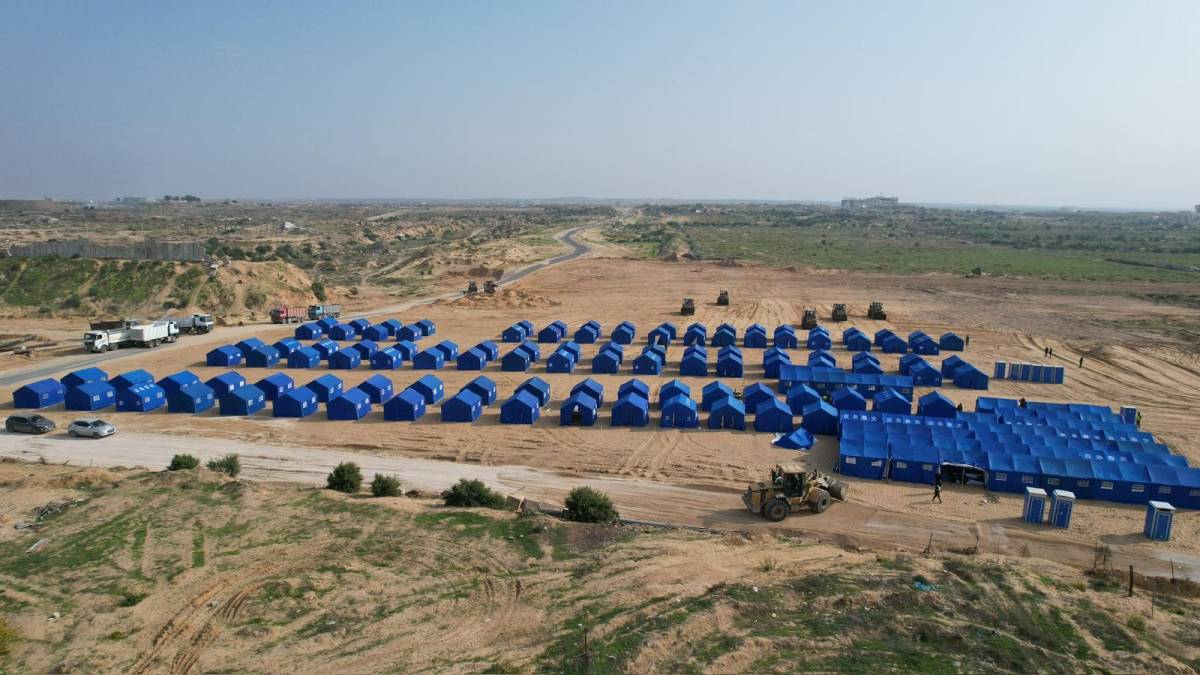 Egyptian Committee Erects Tents at Nitsarim Camp Following Land Leveling to Shelter Thousands of Affected Families.