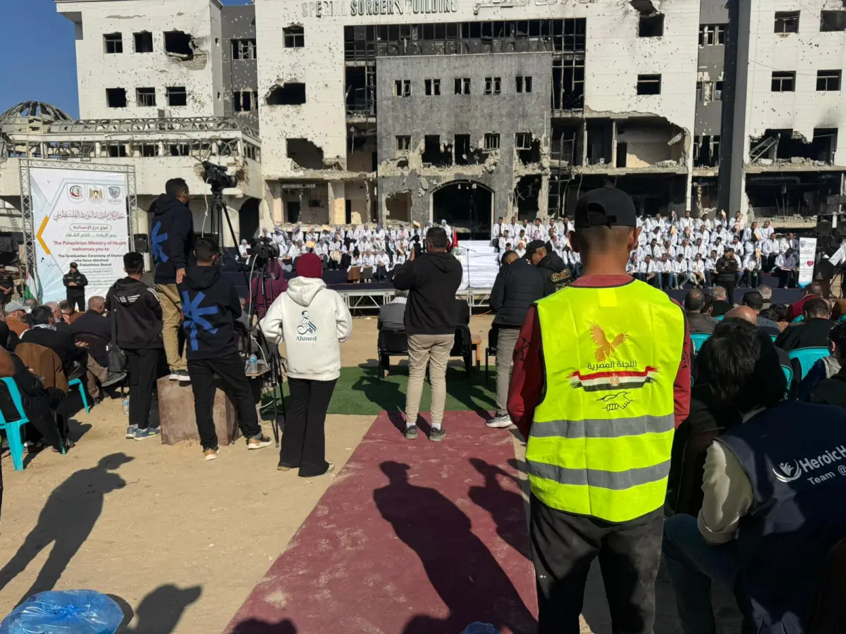 Egyptian Committee Distributes Water at Palestinian Board Doctors’ Graduation Ceremony at Al-Shifa Hospital