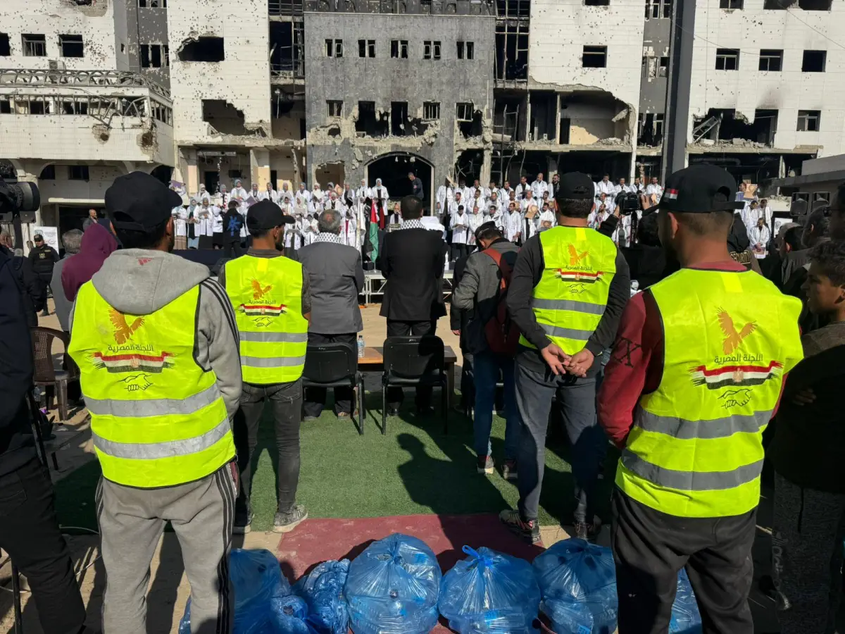 Egyptian Committee Distributes Water at Palestinian Board Doctors’ Graduation Ceremony at Al-Shifa Hospital