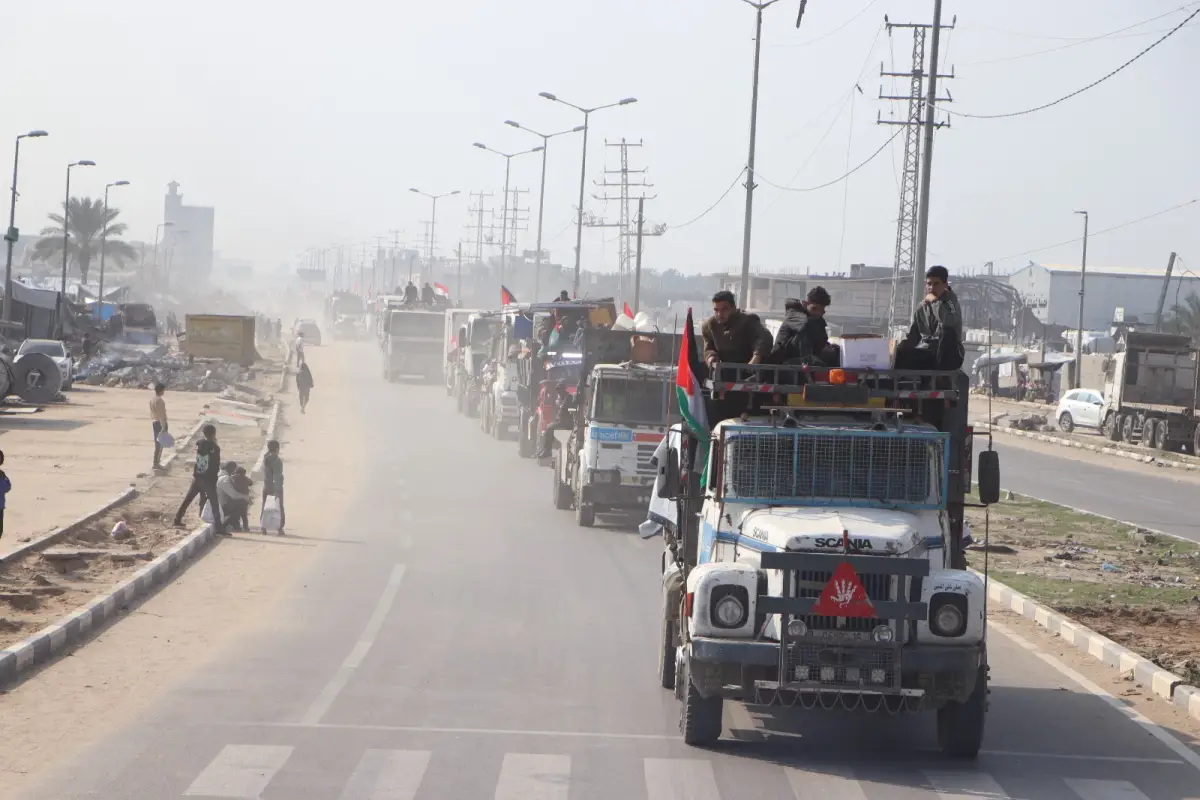 Egyptian Committee Dispatches Third Humanitarian Convoy Returning Displaced Families to Their Original Homes in Northern Gaza with Water and Meals