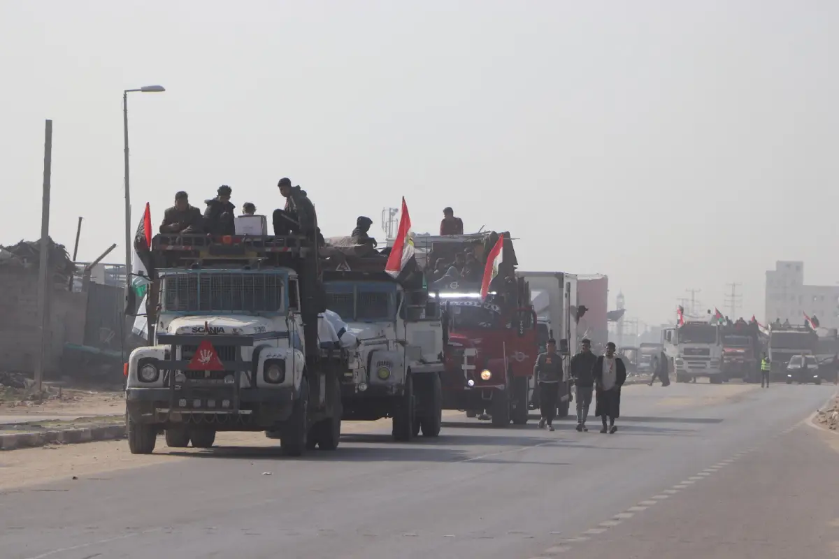 Egyptian Committee Dispatches Third Humanitarian Convoy Returning Displaced Families to Their Original Homes in Northern Gaza with Water and Meals