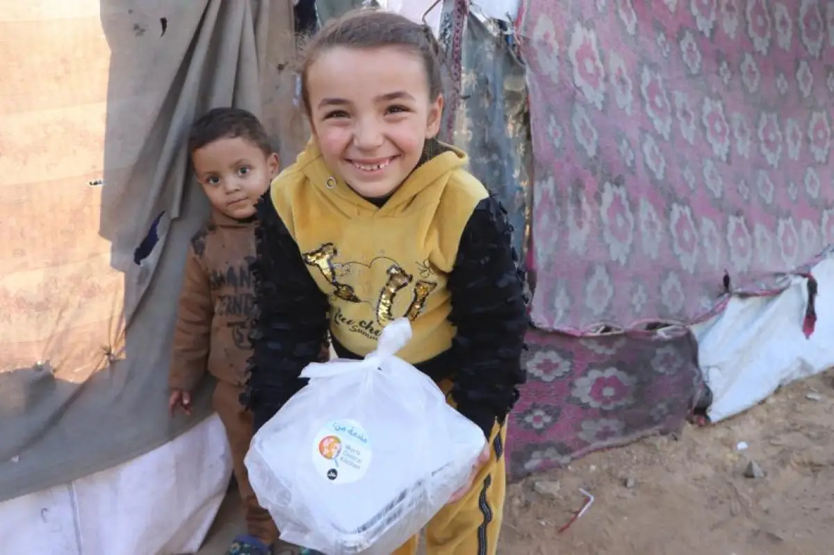 The Egyptian Committee, in cooperation with the World Central Kitchen, distributes ready-to-eat meals to a number of shelter camps.