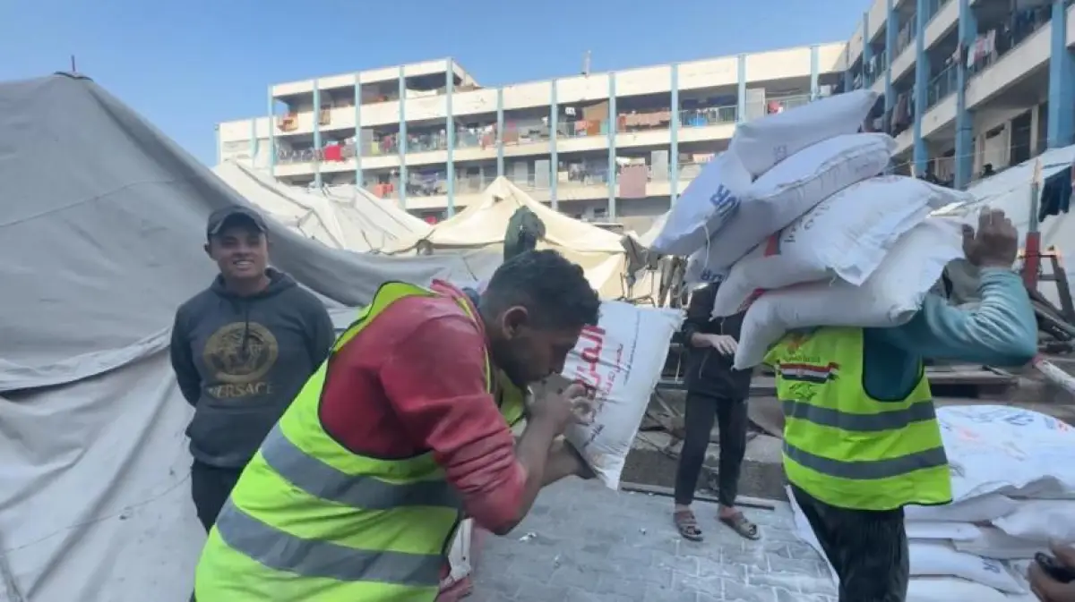 Egyptian Committee Distributes Flour Sacks to Shelter Centers Across The Gaza Strip