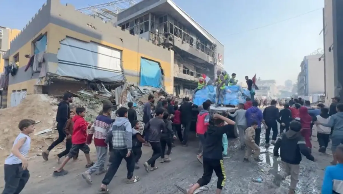 Egyptian Committee Distributes Flour Sacks to Shelter Centers Across The Gaza Strip