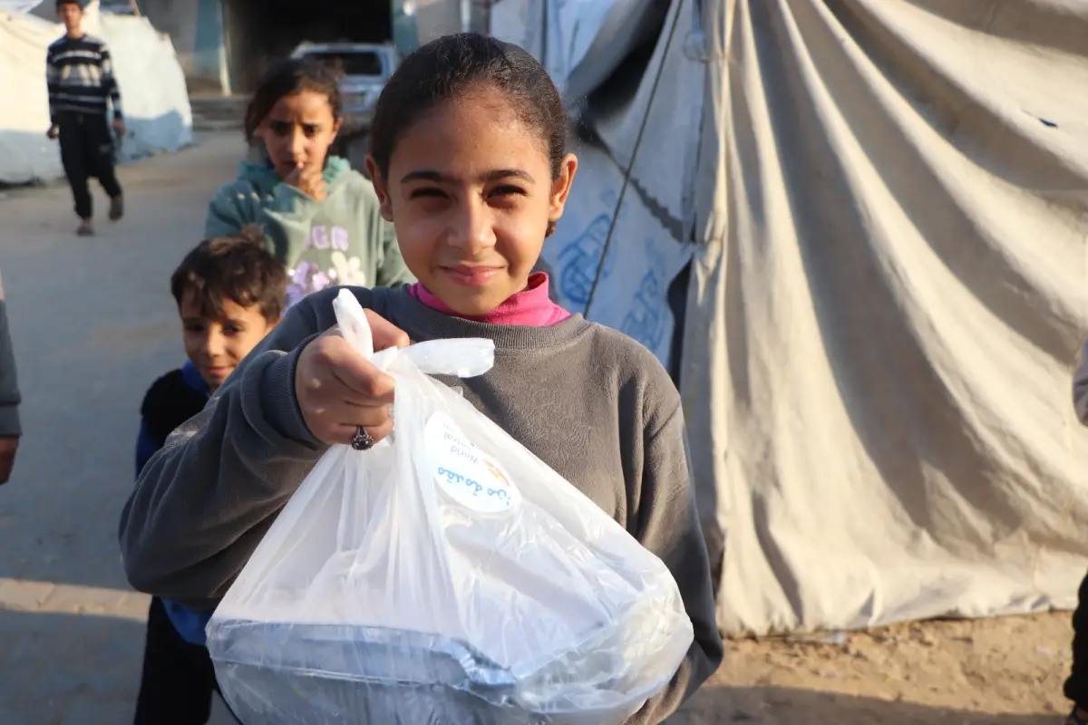The Egyptian Committee, in cooperation with the World Central Kitchen, distributes ready-to-eat meals to a number of shelter camps.