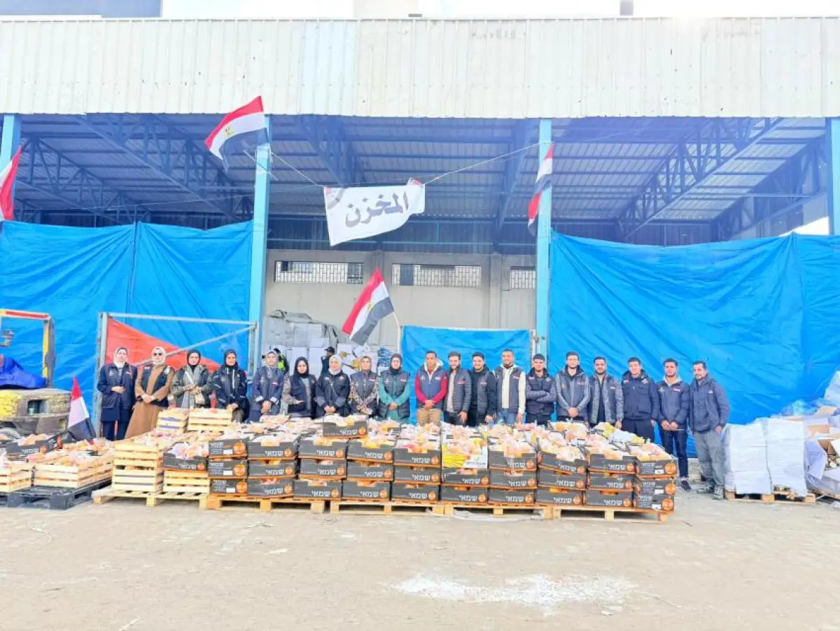 Egyptian Committee Distributes Fresh Fruit to Residents of Al-Maqousi Displacement Sites 12 and 13