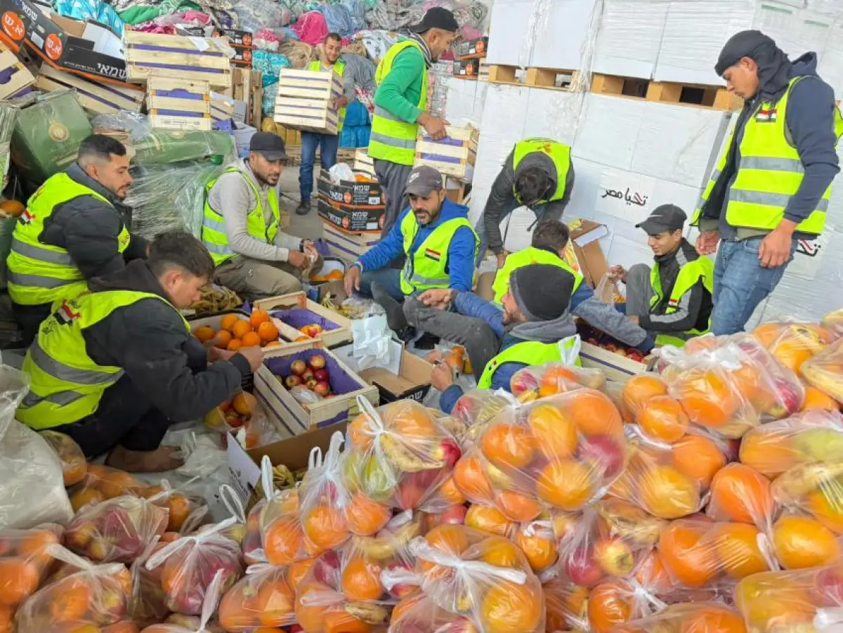 Egyptian Committee Distributes Fresh Fruit to Residents of Al-Maqousi Displacement Sites 12 and 13
